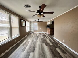 103 E Stone St in Brenham, TX - Building Photo