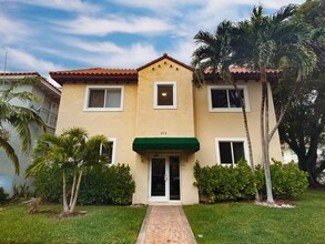 115 Menores Ave-Unit -4 in Coral Gables, FL - Foto de edificio - Building Photo