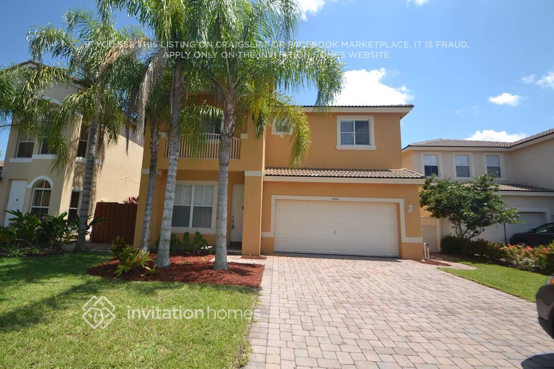 4294 S Magnolia Cir in Delray Beach, FL - Building Photo