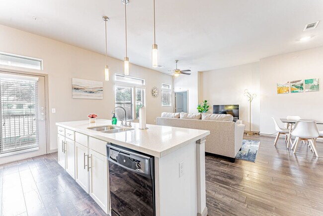 2301 1/2 Montopolis Dr in Austin, TX - Building Photo - Building Photo