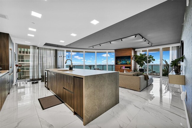 488 NE 18th St, Unit 815 in Miami, FL - Building Photo - Building Photo