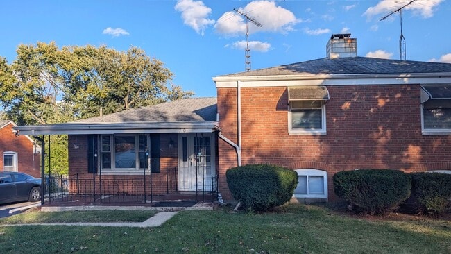 property at 1710 N Raynor Ave