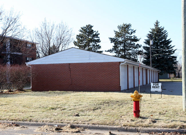 Colonial Square Apartments in Sauk Rapids, MN - Building Photo - Building Photo