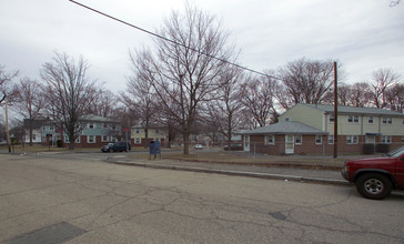 Cedarvale Homes in Taunton, MA - Foto de edificio - Building Photo