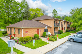 Whiteland West Apartments in Exton, PA - Foto de edificio - Building Photo