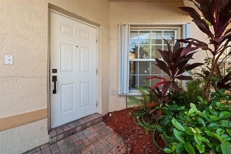 874 NW 170th Terrace in Pembroke Pines, FL - Foto de edificio - Building Photo