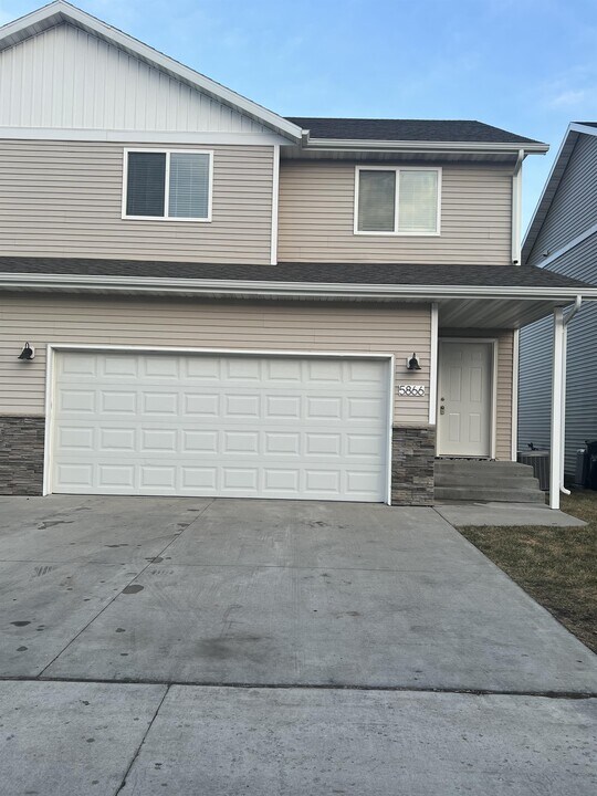 5866 36th St S in Fargo, ND - Building Photo