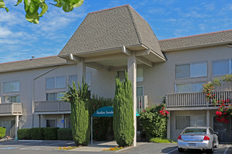 Pavilion Townhomes in Sacramento, CA - Foto de edificio - Building Photo