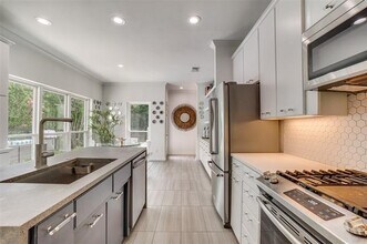 7220 Lavendale Cir in Dallas, TX - Foto de edificio - Building Photo