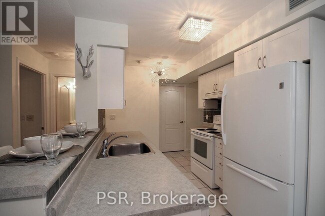 4 Elsinore Path in Toronto, ON - Building Photo - Building Photo