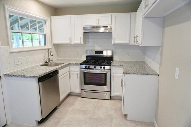 414 E 1st St in Deer Park, TX - Building Photo - Building Photo