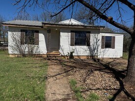 201 McLennan Rd in McGregor, TX - Building Photo
