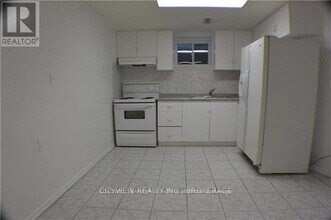 157 Lech Walesa Dr in Mississauga, ON - Building Photo - Building Photo