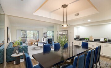 410 S Barrington Ave in Los Angeles, CA - Building Photo - Building Photo