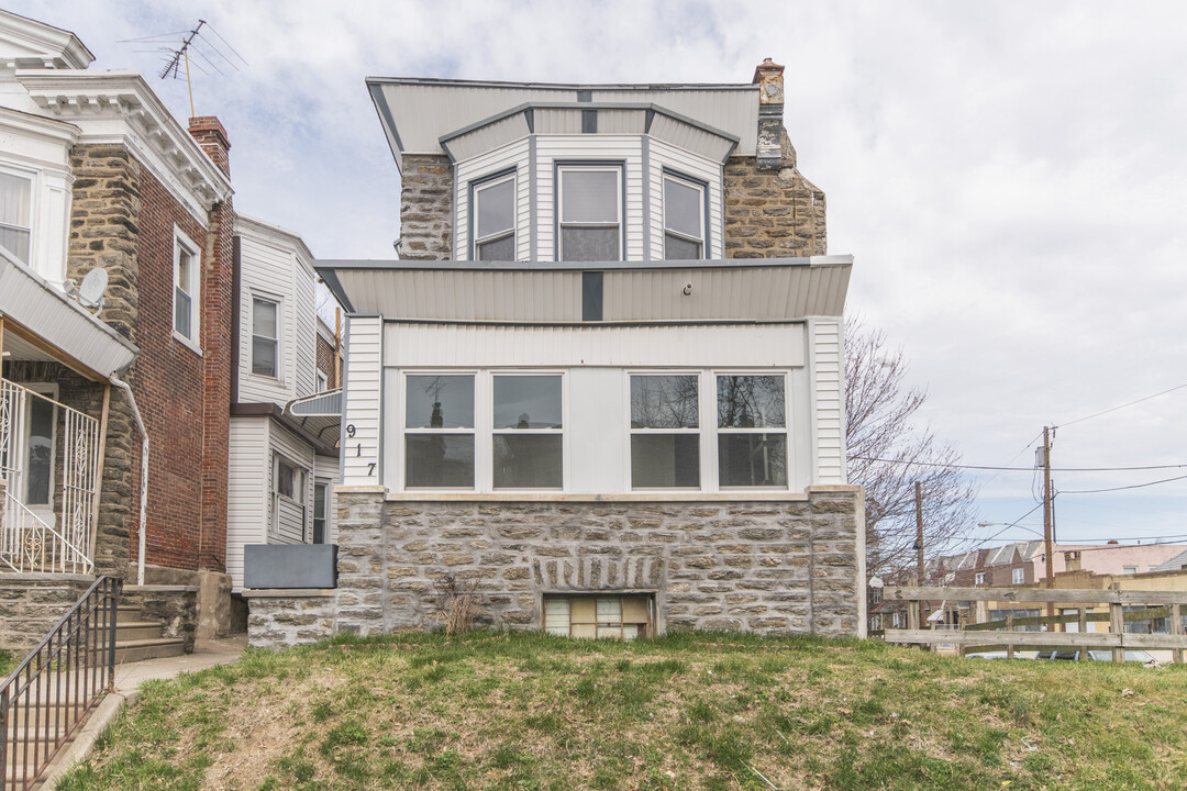 917 W Duncannon Ave in Philadelphia, PA - Building Photo