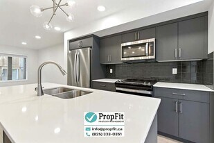 7324 Klapstein Cres SW in Edmonton, AB - Building Photo