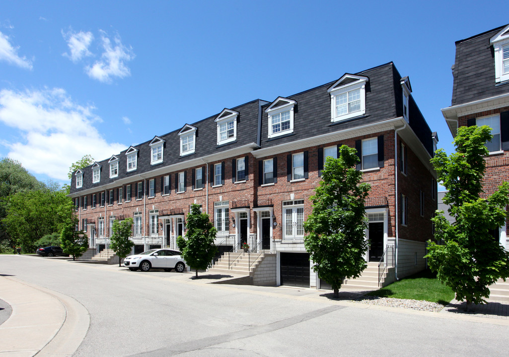 Kingfisher Hide-Away in Richmond Hill, ON - Building Photo