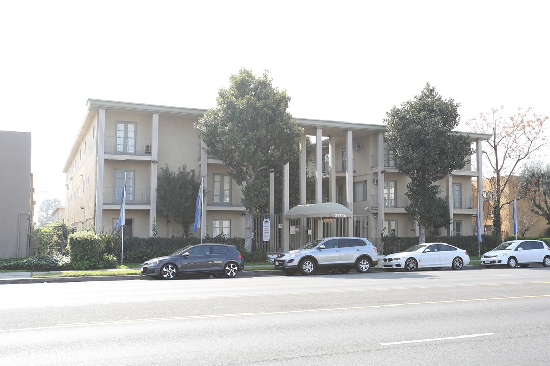 Colonial Ridge Apartments in Canoga Park, CA - Foto de edificio