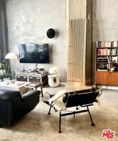 711 S Olive St in Los Angeles, CA - Building Photo