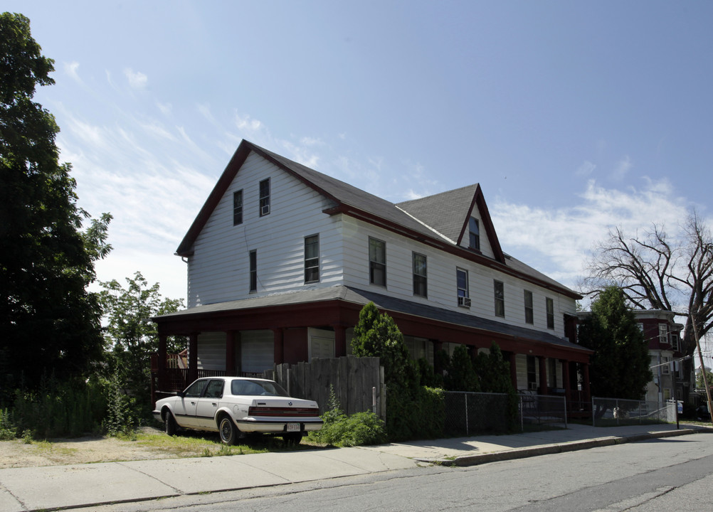 121 Blossom St in Fitchburg, MA - Building Photo