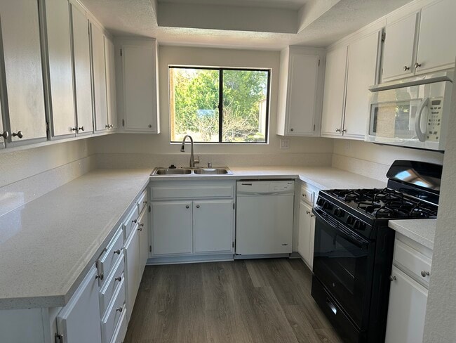 2501 Temple Ave in Signal Hill, CA - Building Photo - Building Photo