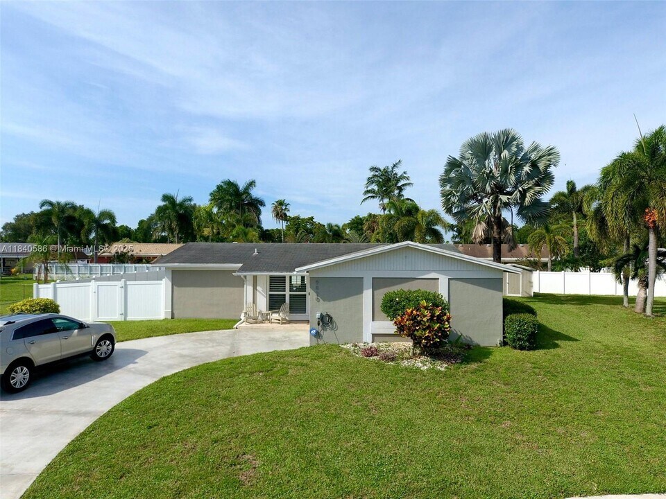 9820 NW 7th St in Pembroke Pines, FL - Foto de edificio
