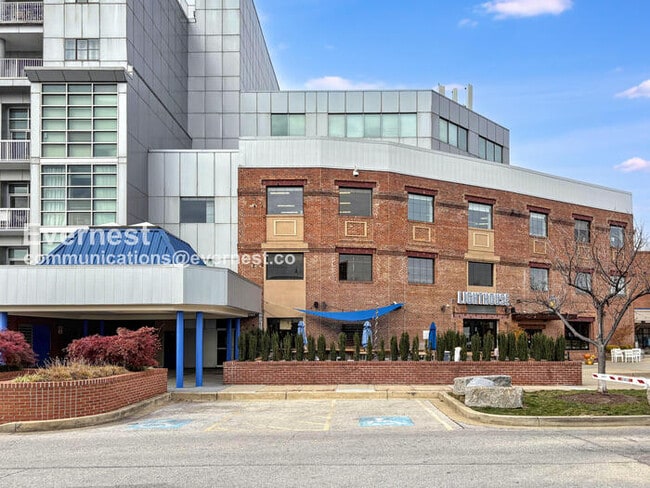 2702 Lighthouse Point E, Unit UNIT 728 in Baltimore, MD - Building Photo - Building Photo