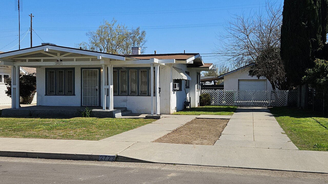 2722 A St in Selma, CA - Building Photo