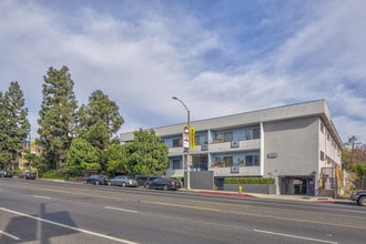 1400 N Fairfax Ave in West Hollywood, CA - Foto de edificio - Building Photo