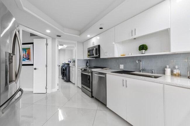 1900 Consulate Pl in West Palm Beach, FL - Building Photo - Building Photo