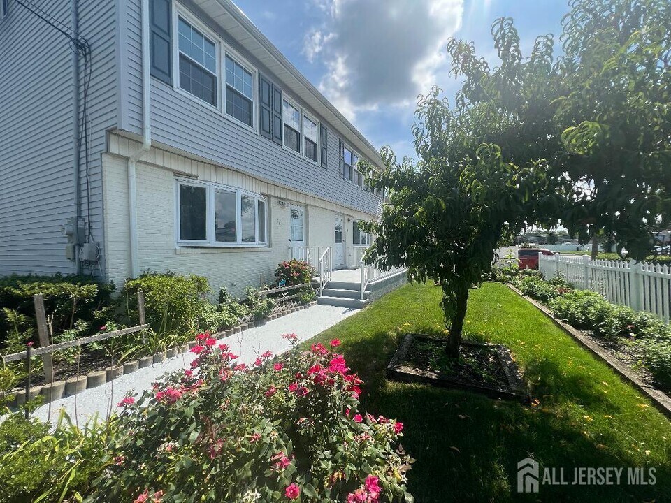 66 Battle Pl in Franklin Township, NJ - Building Photo
