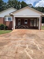 300 Bill Mouchet Rd in Starr, SC - Building Photo