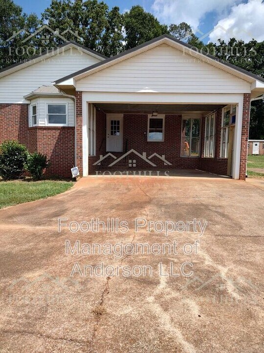 300 Bill Mouchet Rd in Starr, SC - Building Photo
