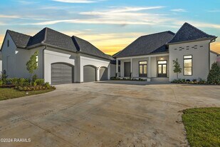 109 Trailing Oaks Dr in Youngsville, LA - Building Photo