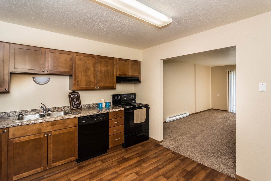 Amberwood Court Apartment Community in Grand Forks, ND - Building Photo