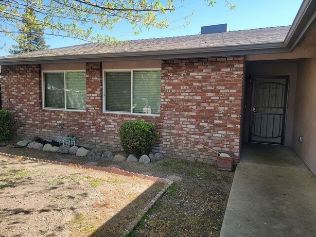 1506 S Crenshaw St in Visalia, CA - Building Photo - Building Photo