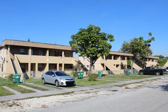 3215-3235 NW 48th St in Miami, FL - Building Photo - Building Photo