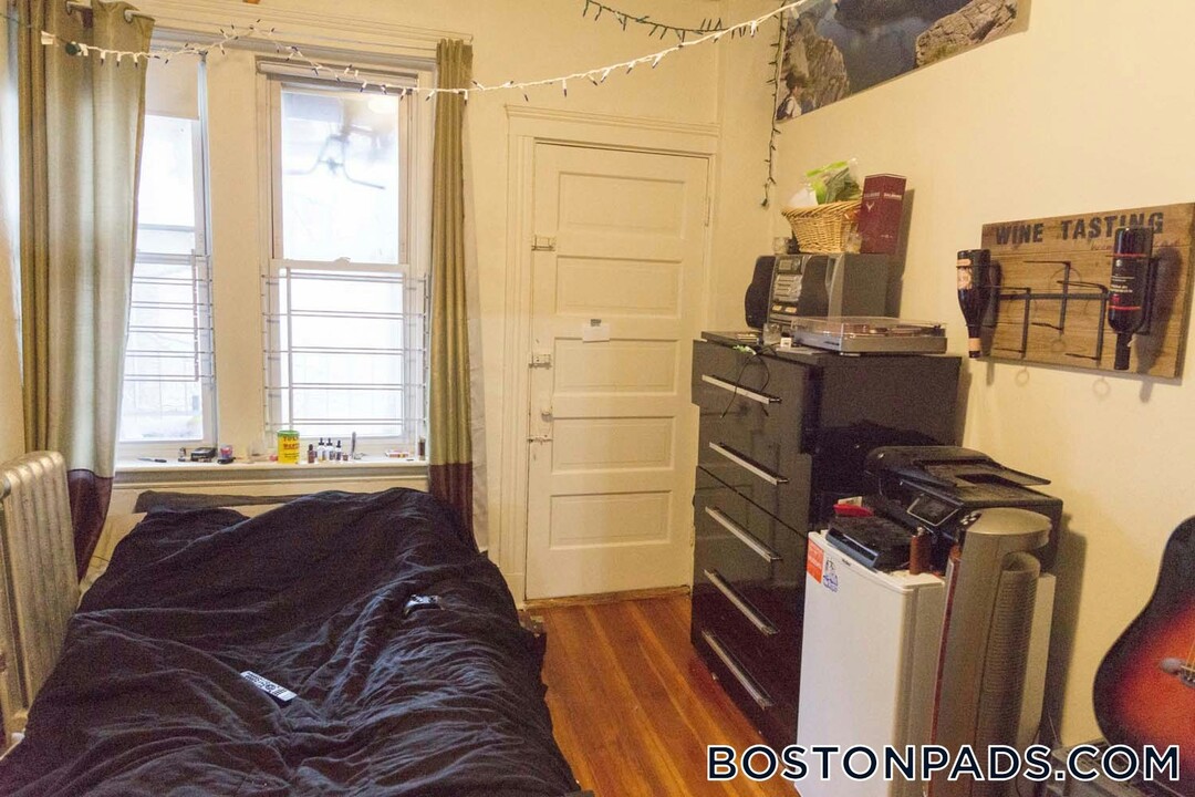 1377 Commonwealth Ave in Boston, MA - Building Photo