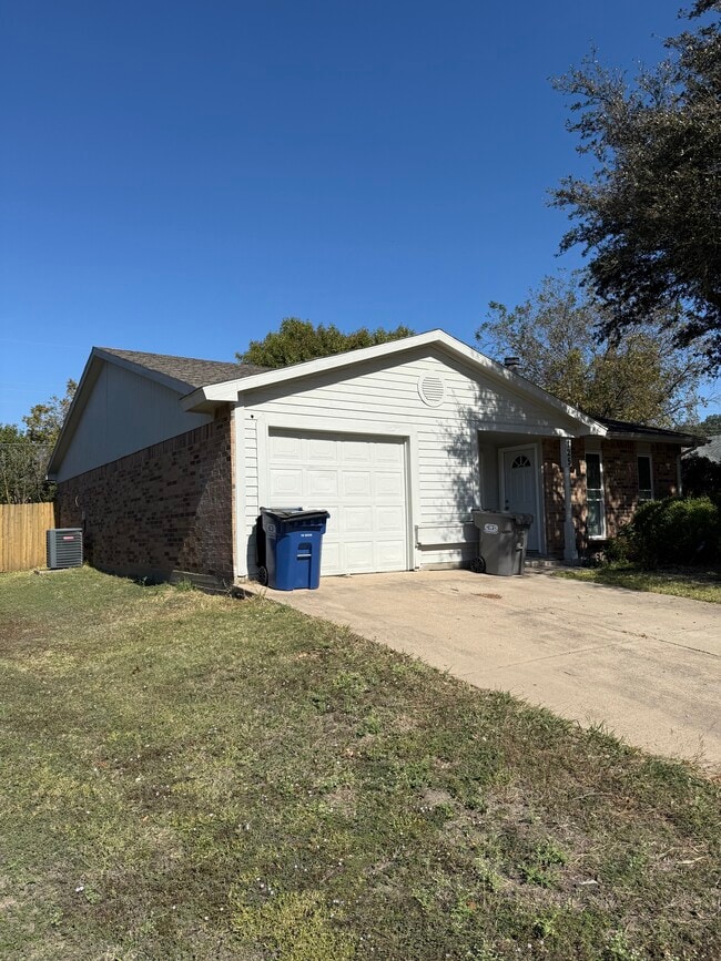 125 London Ln in Glenn Heights, TX - Building Photo - Building Photo