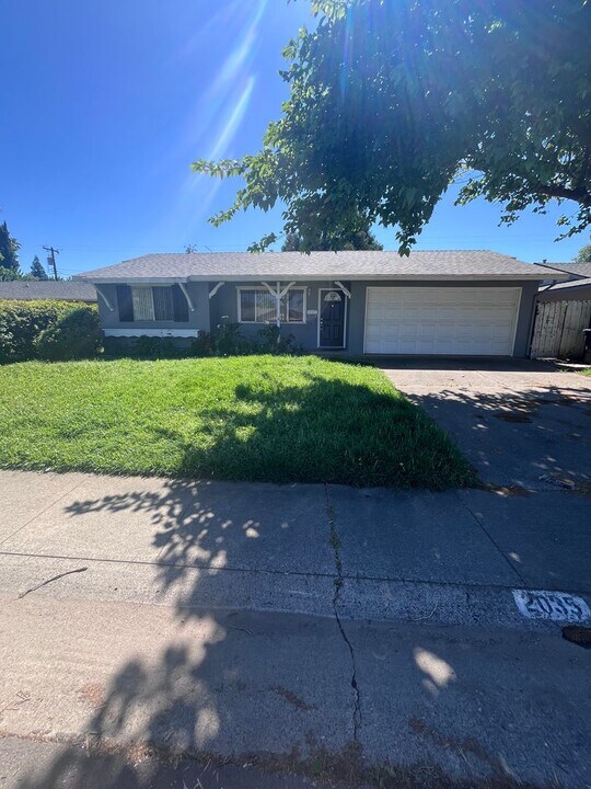 2035 Kellogg Way in Rancho Cordova, CA - Building Photo