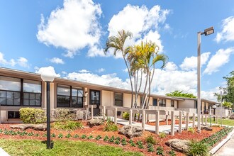 Centre Lake III in Miami, FL - Building Photo - Building Photo