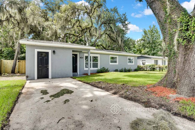 1325 Braebury Dr in Leesburg, FL - Building Photo - Building Photo