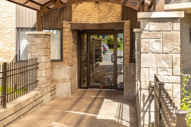 3105 RUE EDOUARD-MONTPETIT in Laval, QC - Building Photo - Building Photo