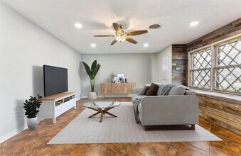 1906 N O'Connor Rd in Irving, TX - Foto de edificio - Building Photo