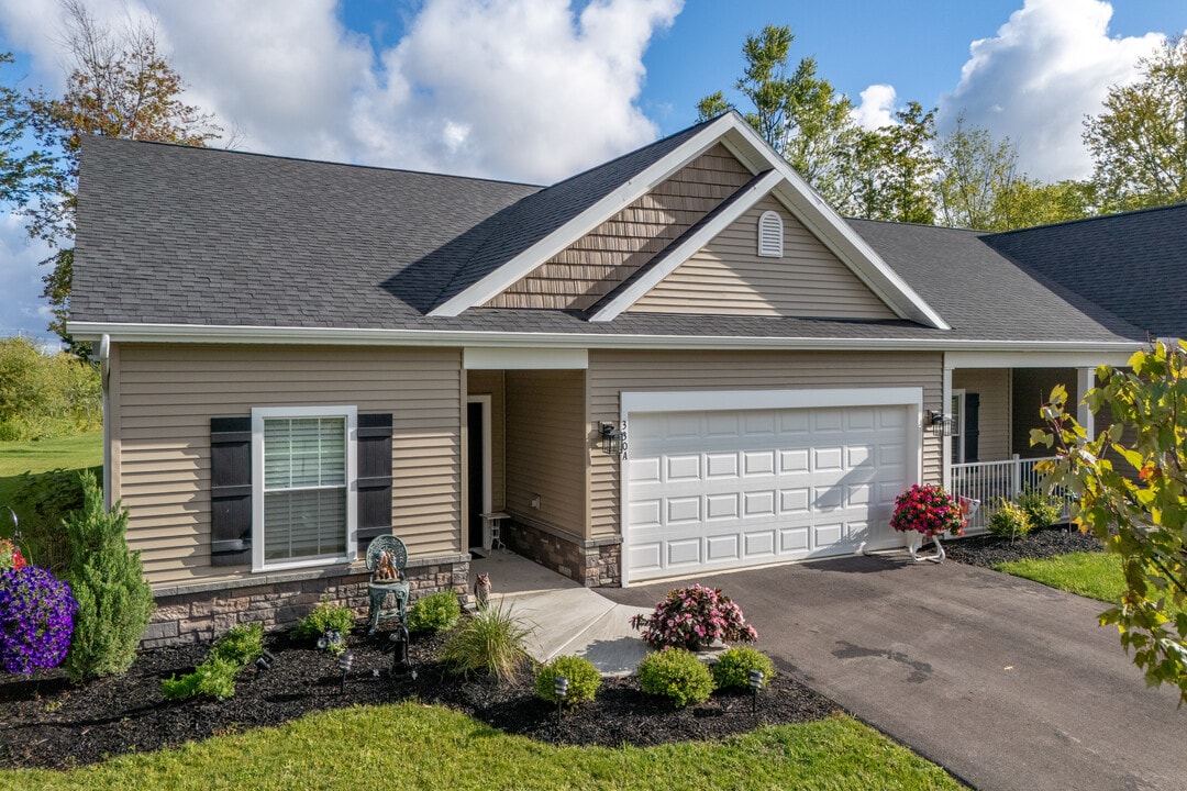 Mission Hills Villas in Hamburg, NY - Building Photo