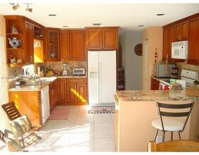 5273 NW 113th Ave in Doral, FL - Building Photo - Building Photo