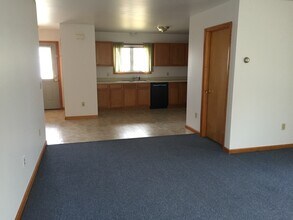 10 Lyon Ln in Essex Junction, VT - Foto de edificio - Building Photo