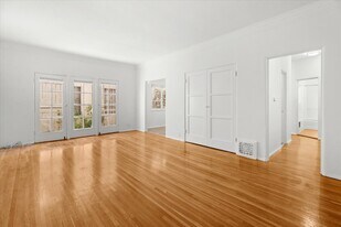 838 S Mansfield Ave in Los Angeles, CA - Building Photo