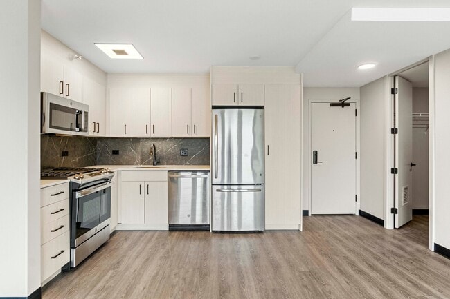 1912 W Ogden Ave in Chicago, IL - Building Photo - Building Photo