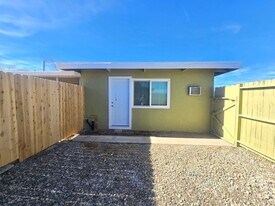 2010 W Lumber St in Lancaster, CA - Building Photo